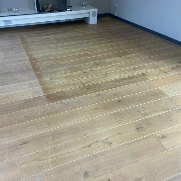 Eiken vloer met kleurverschil door vloerkleed weer egaal van kleur na schuren en oliën.jpg