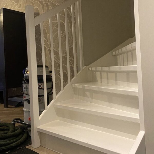 Zwart eiken Z-trap in hotelchique interieur.jpg