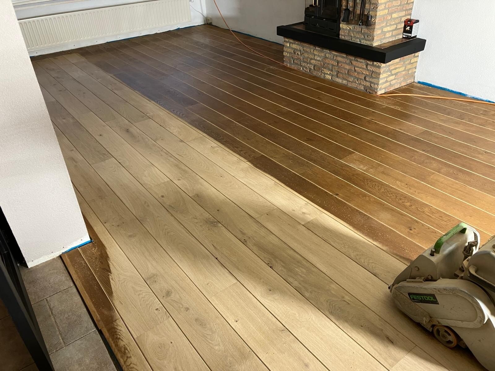 Vergeeld en verkleurde eiken vloer schuren en whitewashen in Dongen.jpg