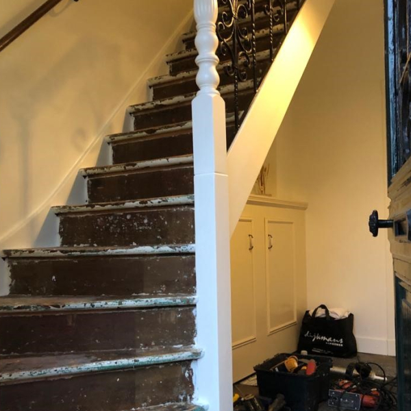 Eiken traprenovatie met witte stootborden.jpg