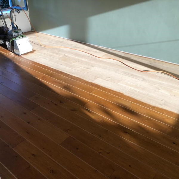 Vergeeld eiken vloer schuren en afwerken met blanke, neutrale, kleurloze olie Natural Monocoat.jpg