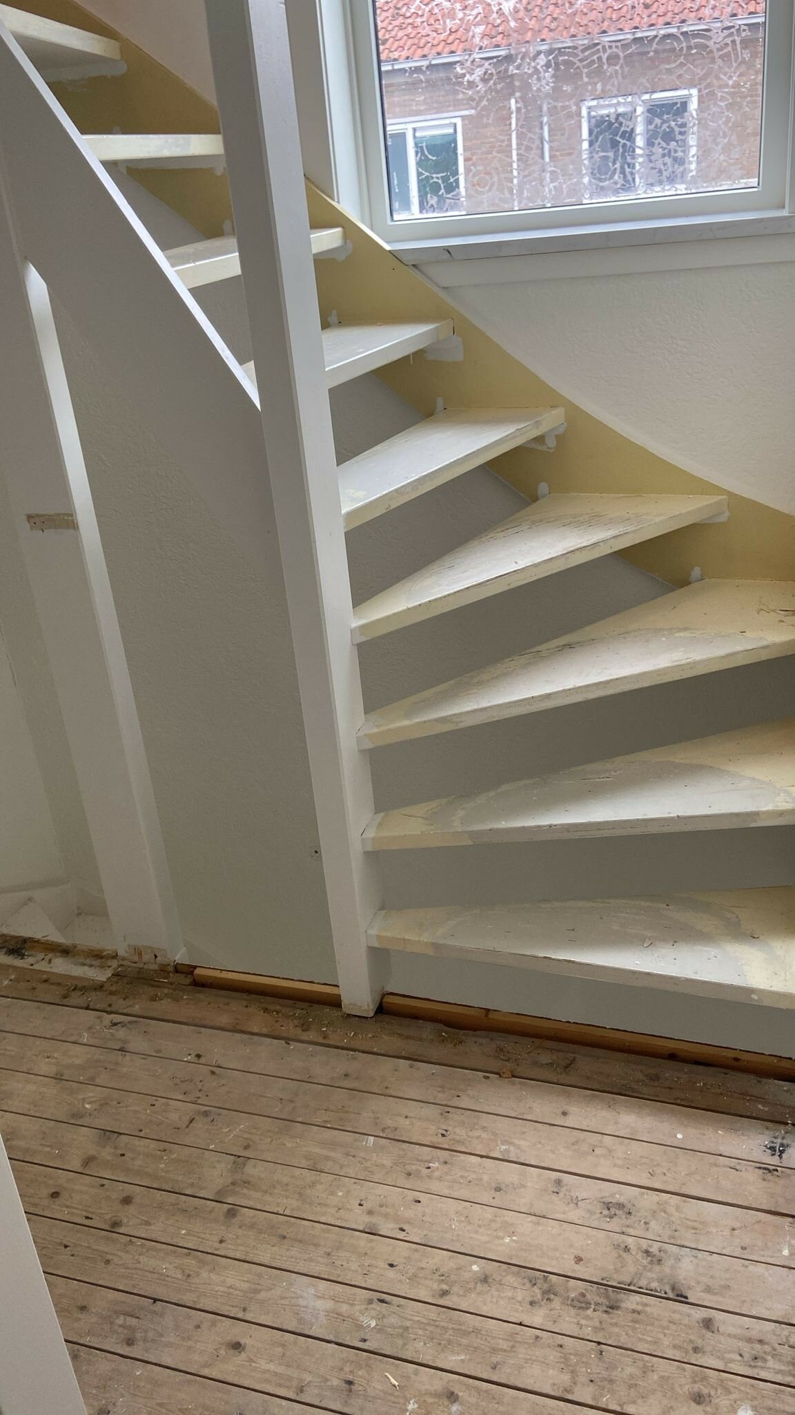 Oude trap renovatie met vinyl overzettreden bruine lederlook cortenstaal roestkleur modern balustrade metaal smeedijzer zwart Den Bosch Rosmalen.jpg