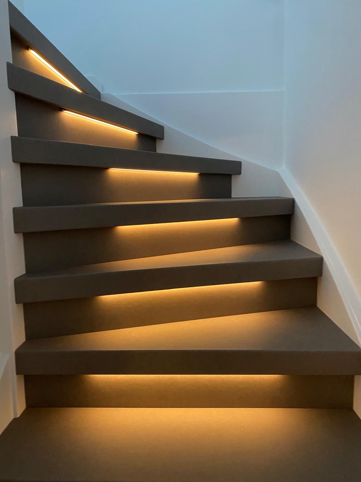 Greige it is! Lederlook traprenovatie in Esch.jpg