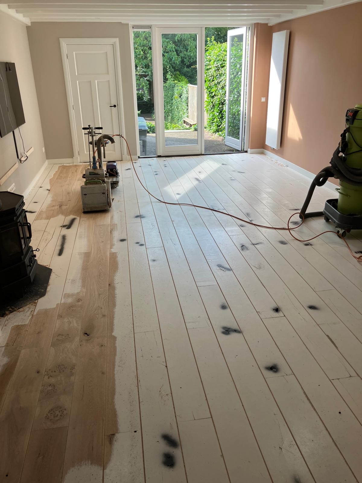 Dekkend wit gelakte vloer wordt naturel eiken, geschuurd, gelakt, geolied Vught.JPG