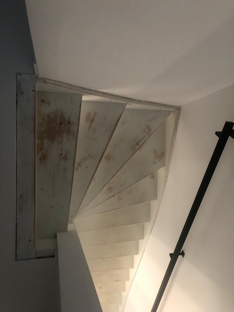 Nieuwbouw trap wordt Z-trap door eikenhouten whitewash overzettreden en HPL witte zijwangen 9016.jpg