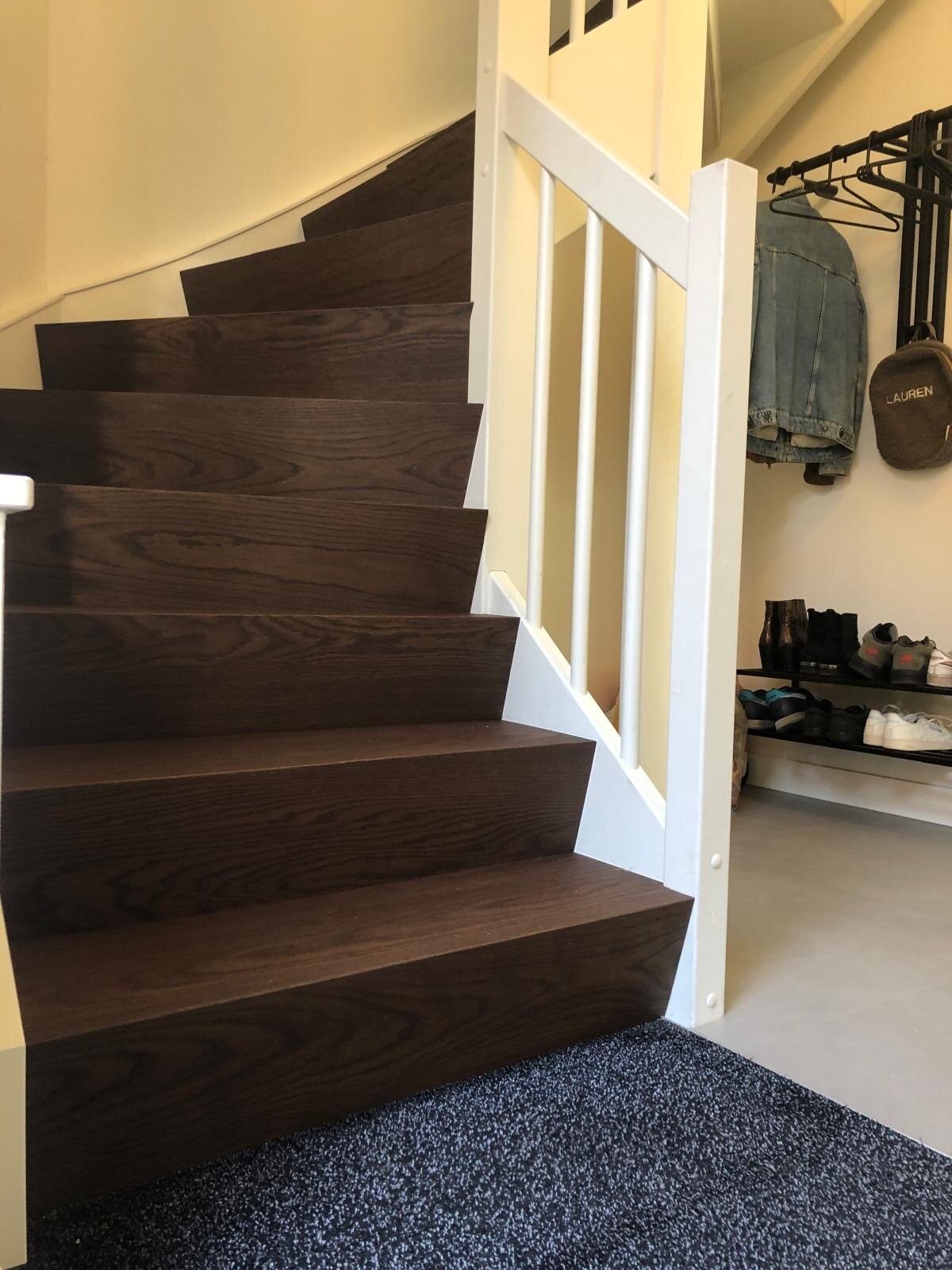 Open trap en dichte trap Z-trap door traprenovatie donker eikenhout Waalwijk Den Bosch Haarsteeg.jpg