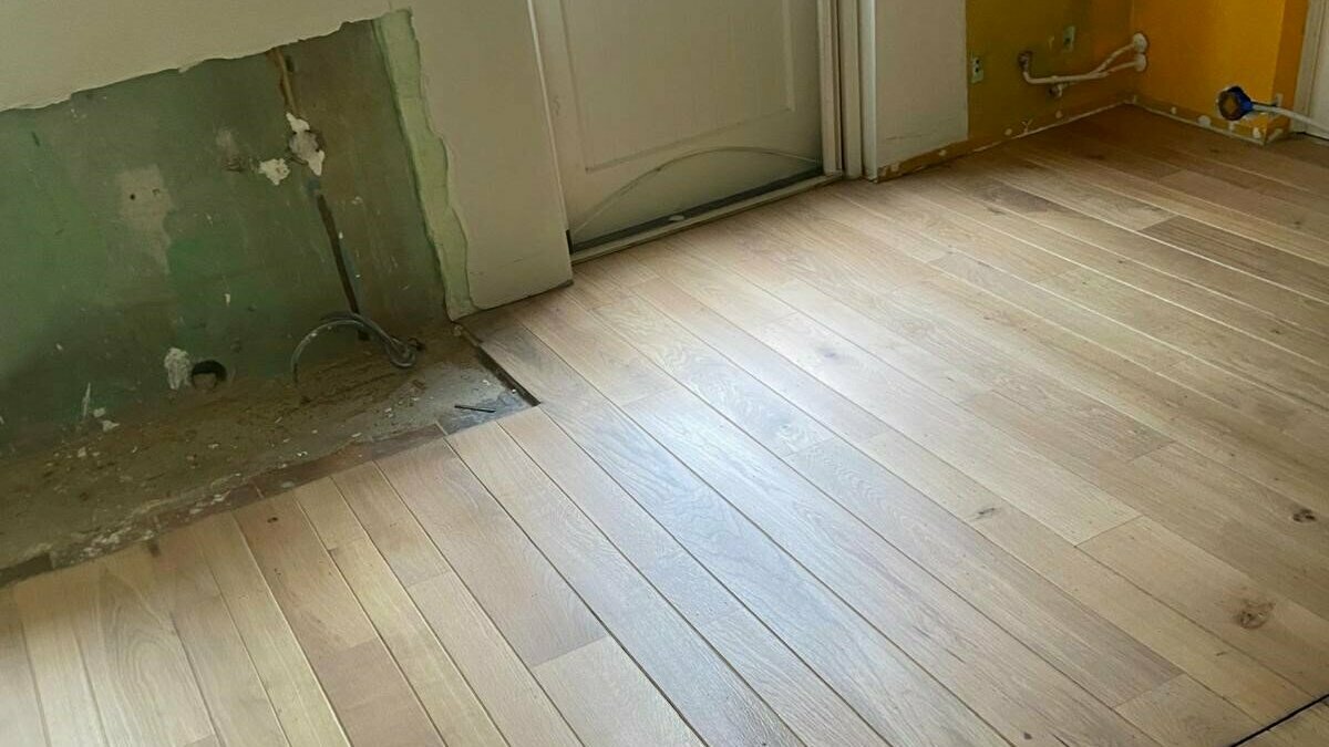 Eiken met breedteverschil schuren en in lichte kleur Smoke oliën Monocoat Breda Tilburg houten vloer parketrenovatie.jpg