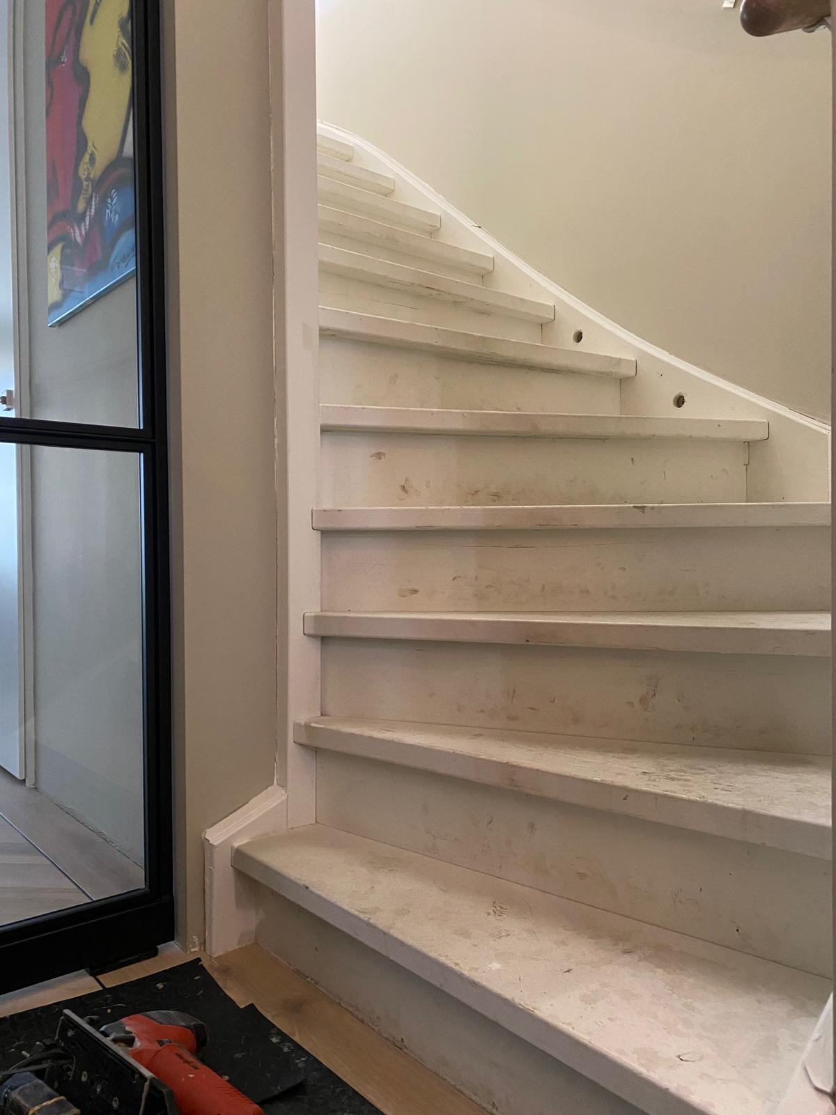 Traprenovatie brons, bronskleur, vinyl traprenovatie, bronzen trap, moderne look Zaltbommel, Den Bosch, 's-Hertogenbosch, Vlijmen, Drunen, Rosmalen.JPG