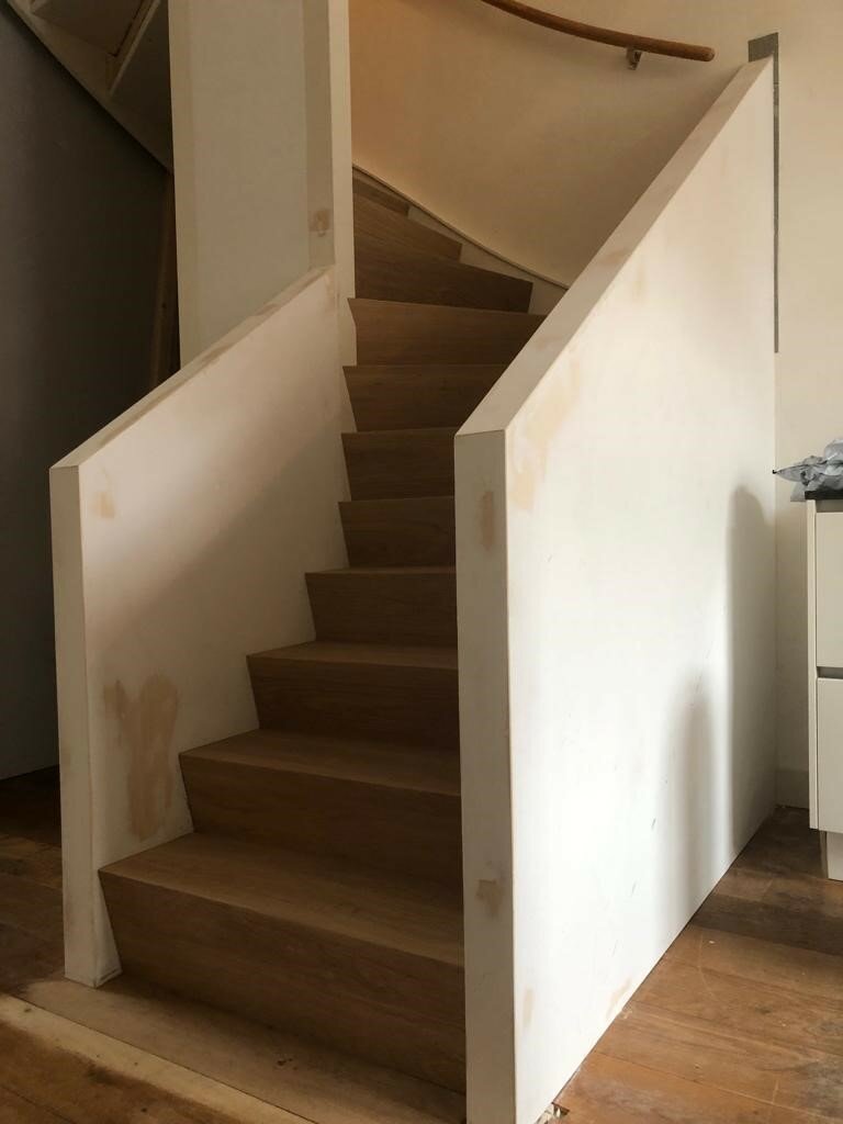 Eiken Z-trap door traprenovatie met ander balustrade modern muurtje.jpg