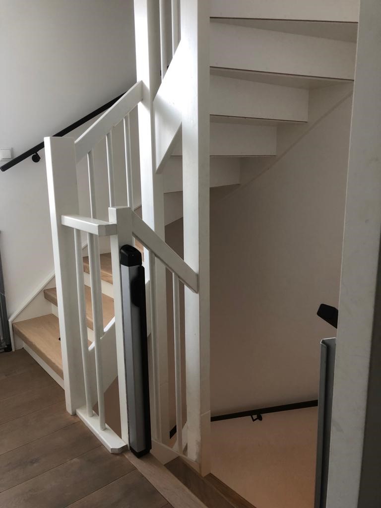 Open trap dichtmaken, eiken overzettreden zonder antislip, witte stootborden, strak modern LED-strips zwarte leuningen Rosmalen Den Bosch.jpg