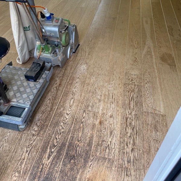 Eiken vloer met donkere vlekken, slijtagesporen schuren en oliën Utrecht.JPG