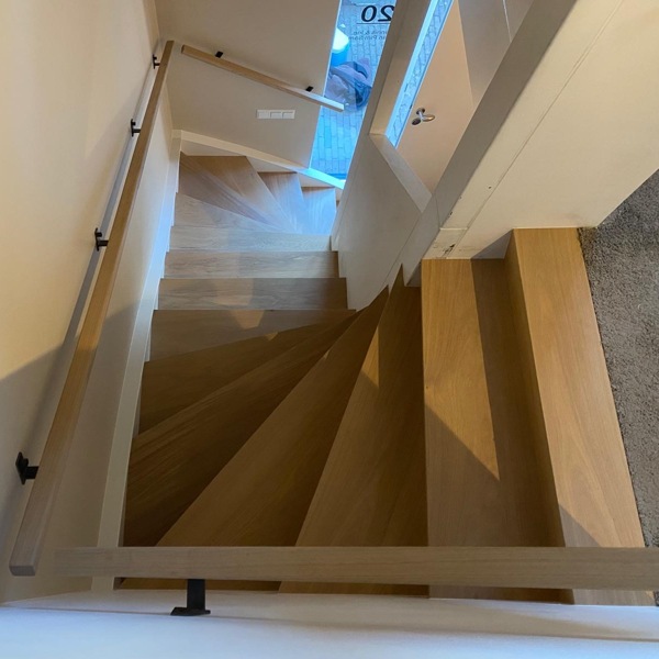 Bovenaanzicht eiken Z-traprenovatie strakke traprenovatie nieuwbouw woning.JPG