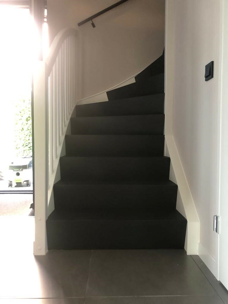 Eiken traprenovatie met Z-treden Z-trap zwart eiken.jpg