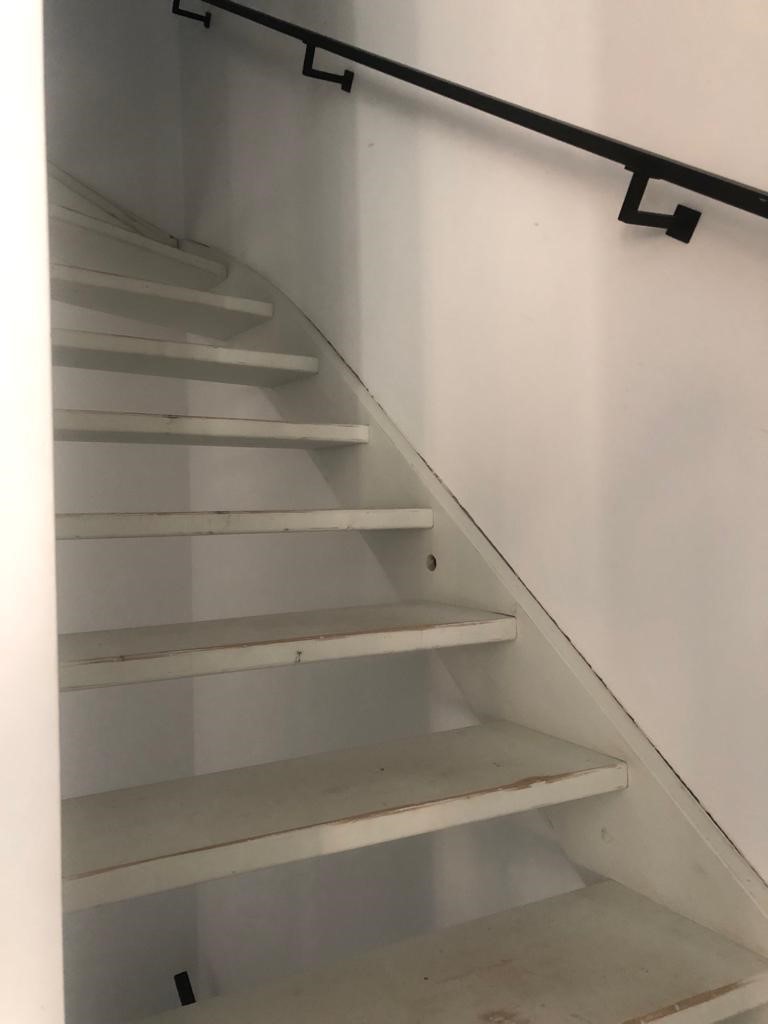 Open nieuwbouw trap wordt dichte eiken houten Z-trap met HPL zijwangen.jpg