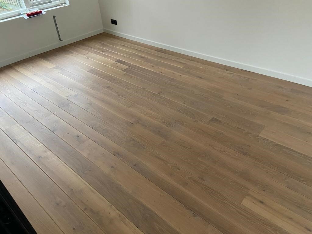 Houten vloer weer als nieuw na schuren van de vloer parketrenovatie licht eiken Almkerk Gorinchem Zaltbommel.jpg