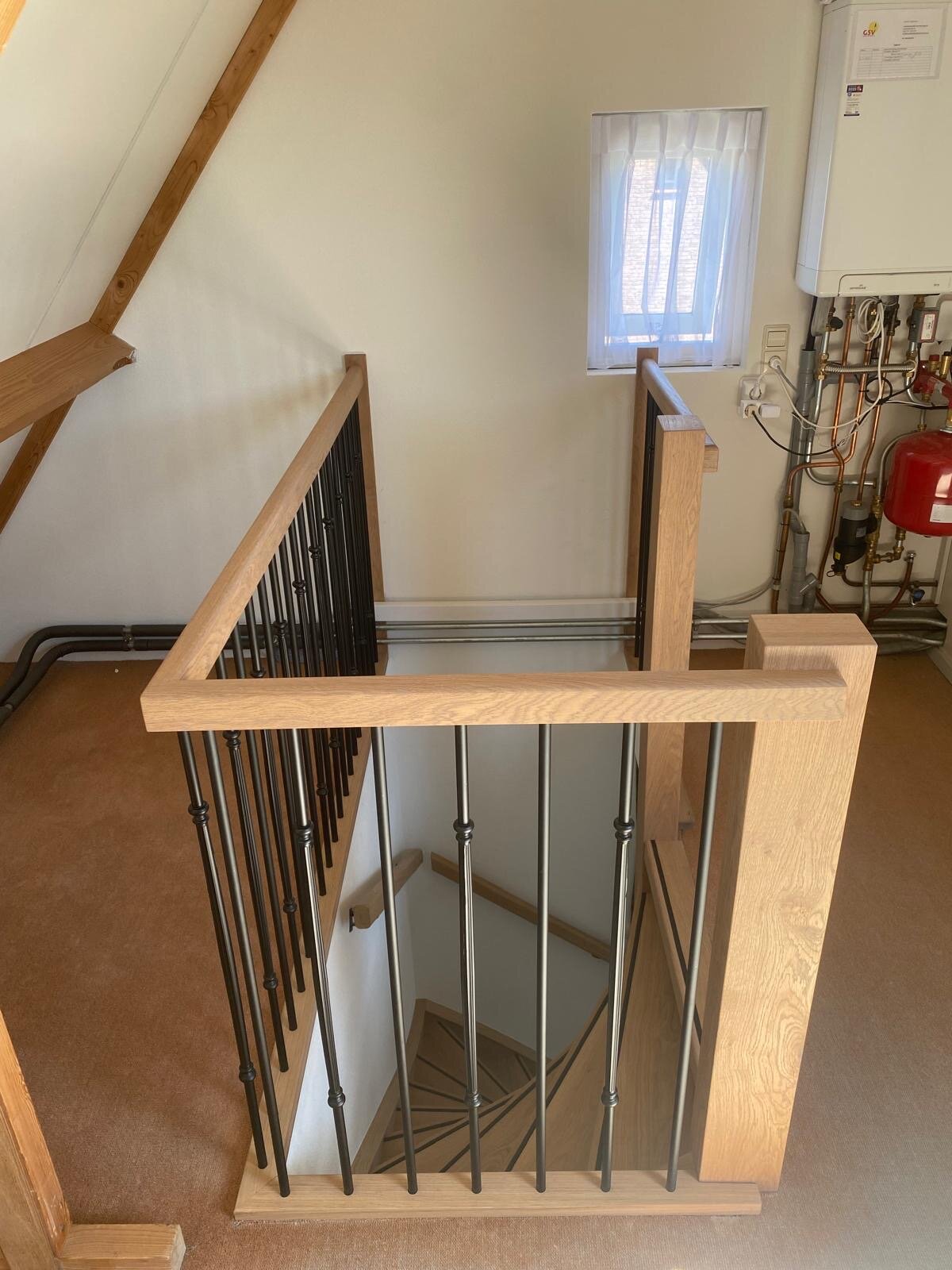 Vurenhouten open trap wordt eikenhouten open trap in Zaltbommel met nieuwe balustrade zwarte spijlen.jpg