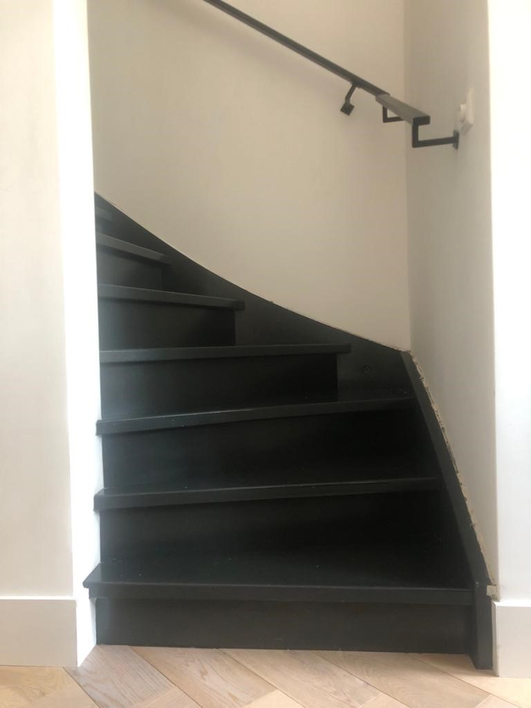 Zwart geschilderde nieuwbouw trap wordt eiken Z-trap door traprenovatie met zijwangen.jpg