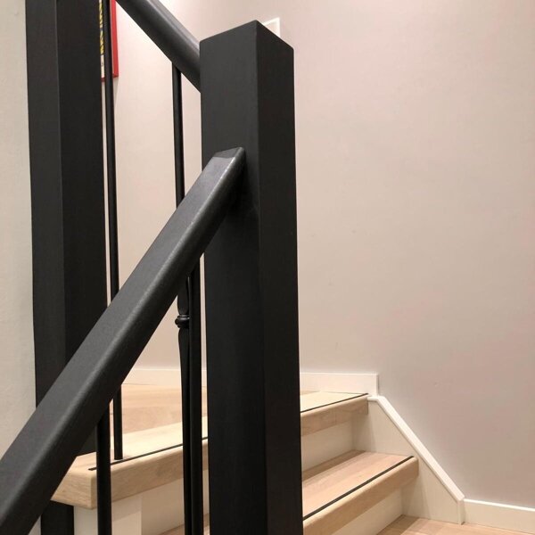 Eiken traprenovatie met nieuwe balustrade, whitewash eiken, naturel eiken, met antislip, zwarte balustrade, modern, Breda.jpg