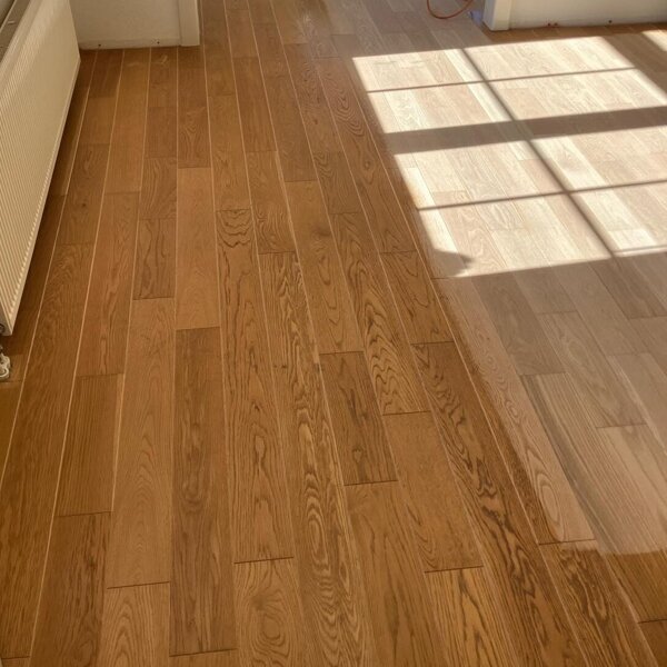 Vergeeld eiken vloer schuren en in een lichte kleur afwerken in Waalwijk.jpg