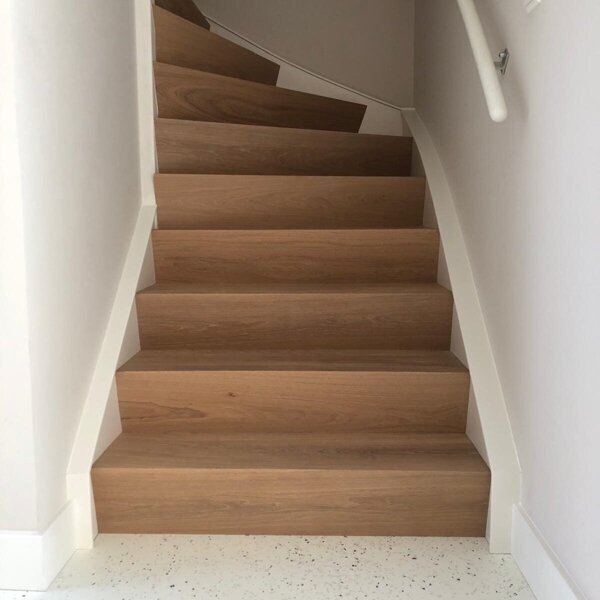 Open trap wordt dichte eiken Z-trap door traprenovatie in Utrecht.jpg