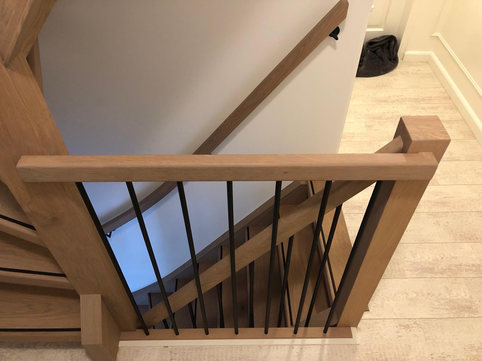 Hardhouten trap krijgt eiken traprenovatie met nieuwe balustrade, spijlen en leuningen Waalwijk, Drunen, vlijmen, den Bosch.jpg