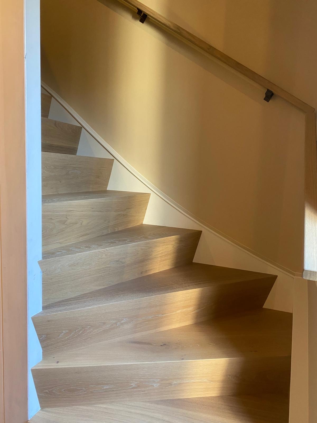 Eiken Z-trap bloktrap door traprenovatie in Berkel-Enschot brabant.JPG