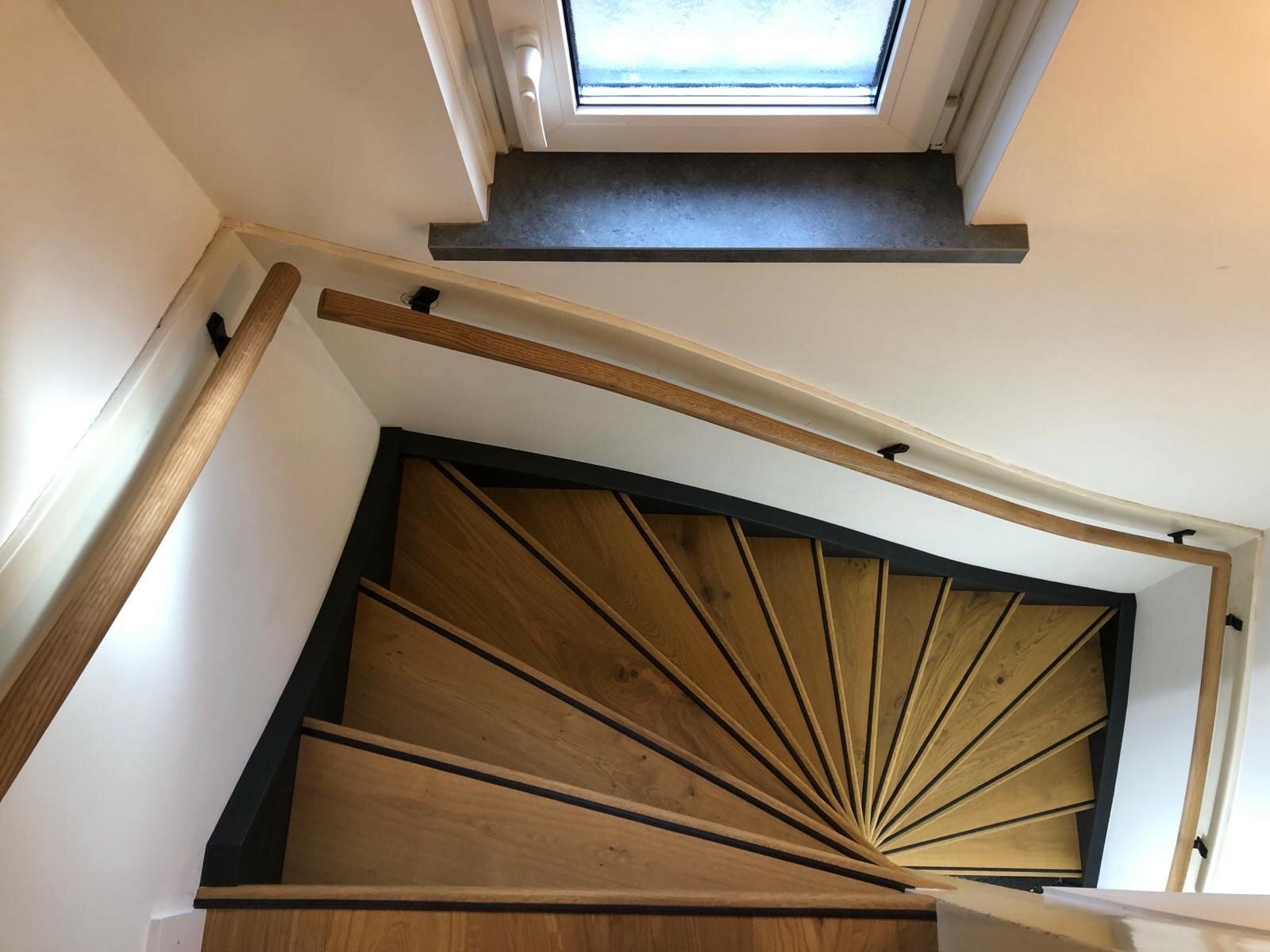 Industriele traprenovatie eiken met zwart leuning antislip Zaltbommel.jpg