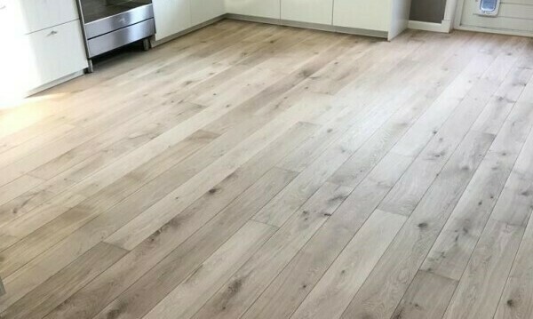 bas-van-genderen-vloer-renovatie-specialist-haalt-witte-vlekken-uit-je-houten-vloer-na.jpg
