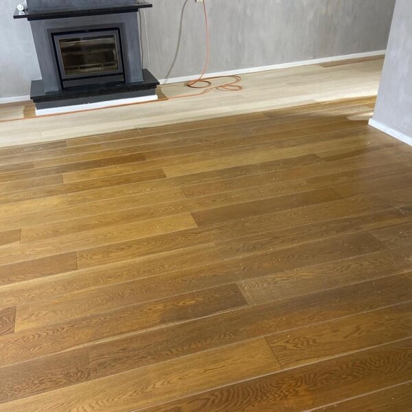 Vergeelde eikenhouten vloer schuren en wit grijs afwerken.jpg