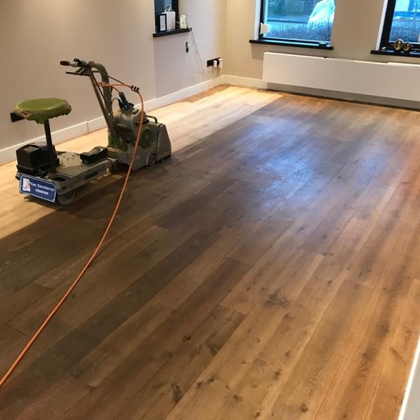 eiken vloer donker maken