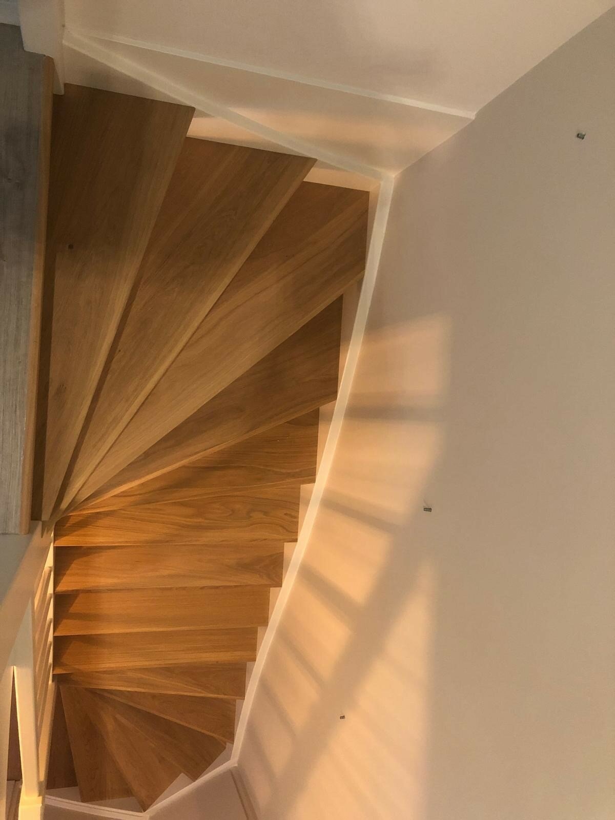 Eiken overzettreden naturel eiken blank eiken traprenovatie open trap rondom bekleden Tilburg.jpg
