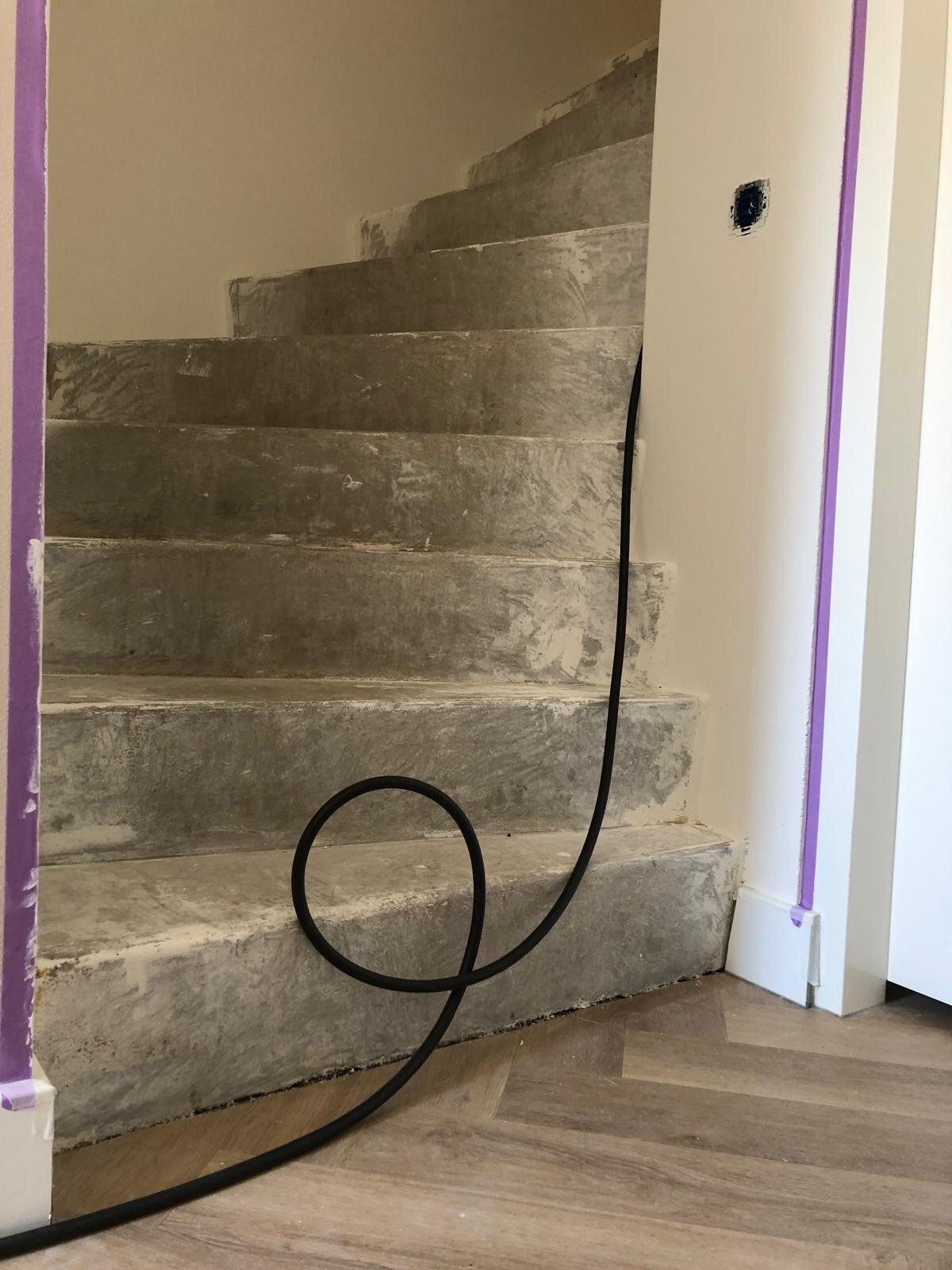 Betonnen z-trap prefab nieuwbouwwoning wordt bekleed met eikenhout.jpg