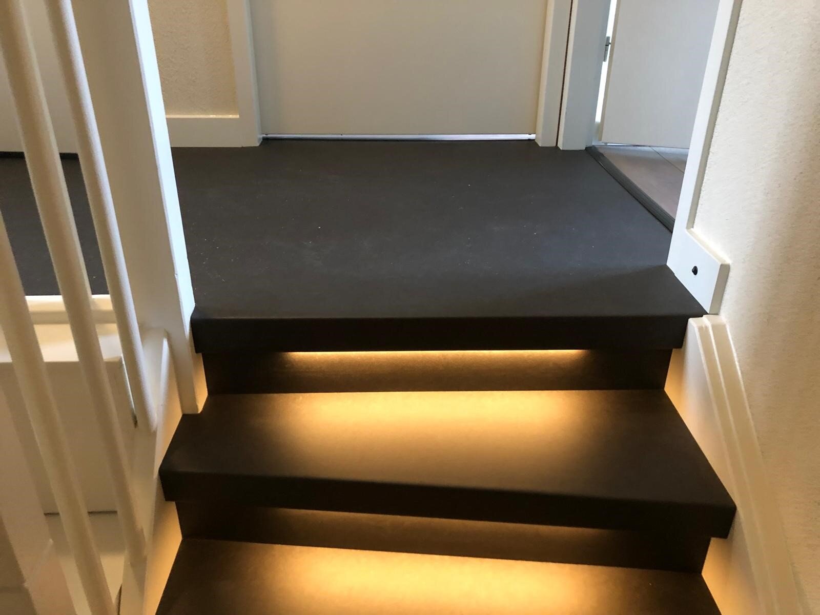 Luxury vinyl overzettreden, lederlook leerlook traprenovatie, zwart antraciet, donkergrijs, overloop, vloer LED-strips.jpg