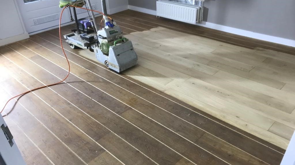 Donkere eikenhouten vloer wordt geschuurd en geolied in een lichtere kleur in Heerewaarden, Zaltbommel.jpg