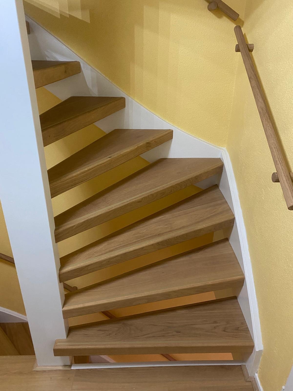 Open en dichte traprenovatie in eiken in Rosmalen met beige antislipprofiel