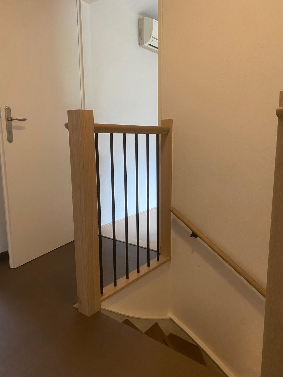 Lederlook leerlook traprenovatie met overloop en nieuwe balustrade van eikenhout in Brabant