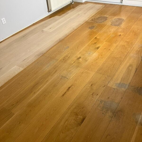 Vergeeld, gelakte eiken vloer met slijtageplekken en kleurverschillen werd kaalgeschuurd en naturel geolied.jpg