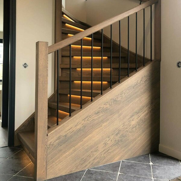 Eiken traprenovatie in Opheusden alles bekleed met eiken ook leuningen en balustrades nieuw zwarte spijlen.jpg