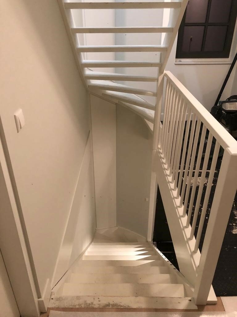 open trap met eiken en dichte eiken ztrap door traprenovatie.jpg