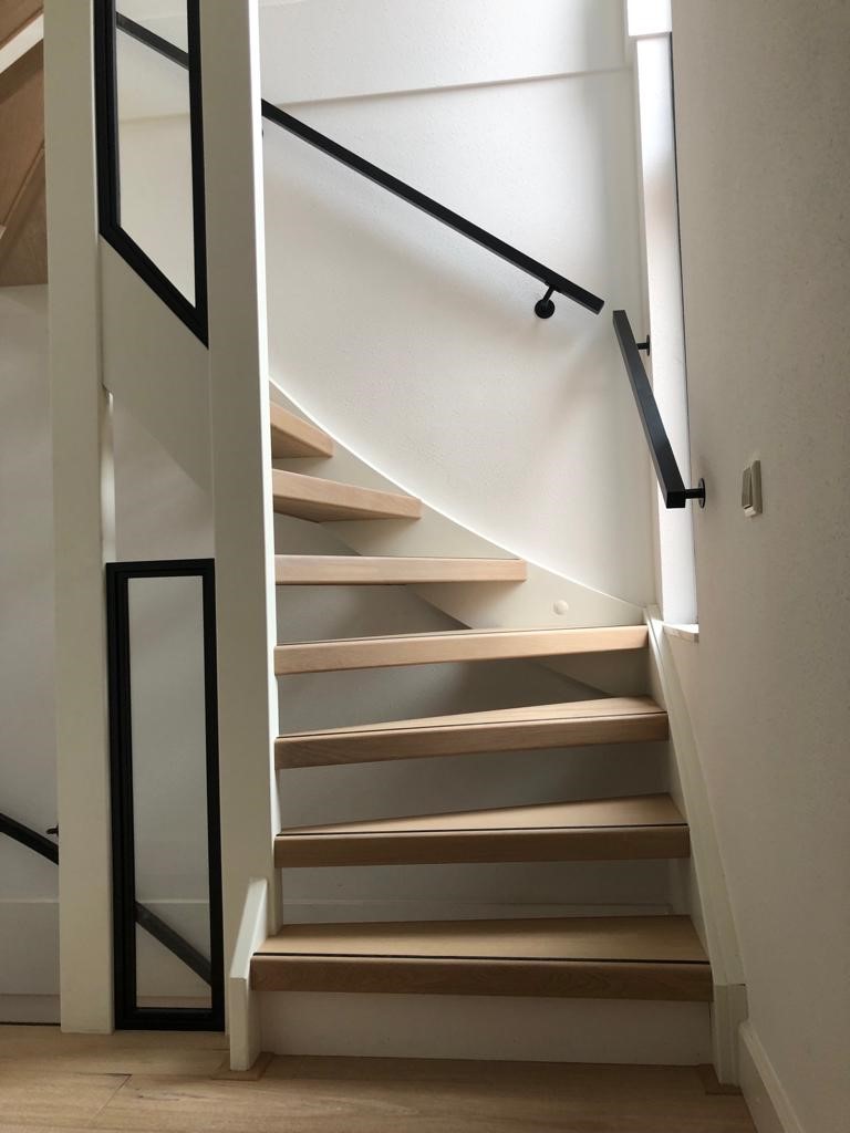 Eiken traprenovatie rondom bij open trap met zwart stalen leuningen en balustrades met glas Waalwijk.jpg