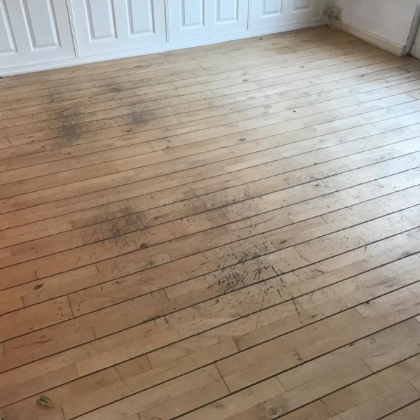 Schuren van oude vloer met krassen en slijtagesporen.jpg