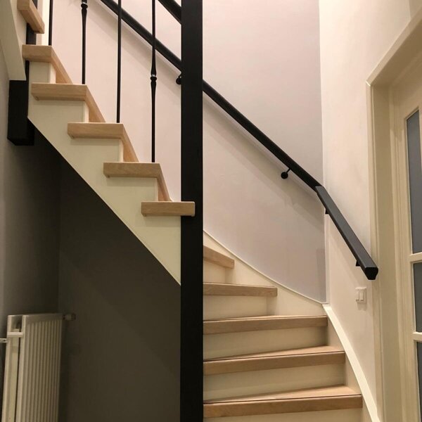 Eiken traprenovatie met nieuwe balustrade in Breda.jpg