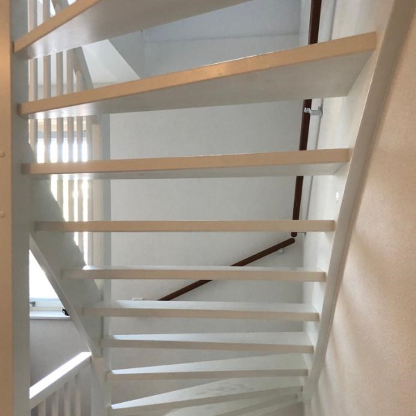 Open trap bekleden met betonlook donkergrijs antraciet beton van vinyl.jpg