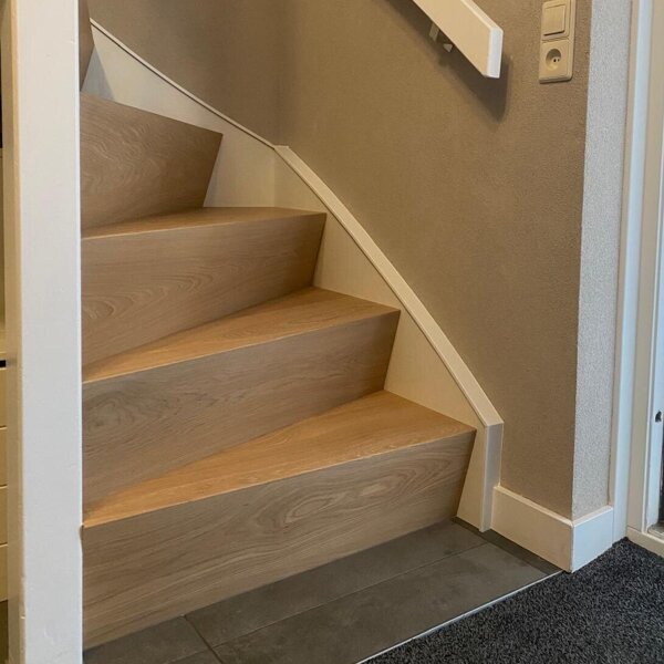 Eiken overzettreden, stootborden, eiken traprenovatie, Z-traprenovatie, bloktrap, design traprenovatie Boxtel, Vught, Den Bosch