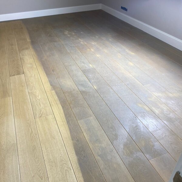 zwarte vlekken, witte vlekken en slijtage in houten vloer schuren en in lichte kleur oliën in Rosmalen.jpg