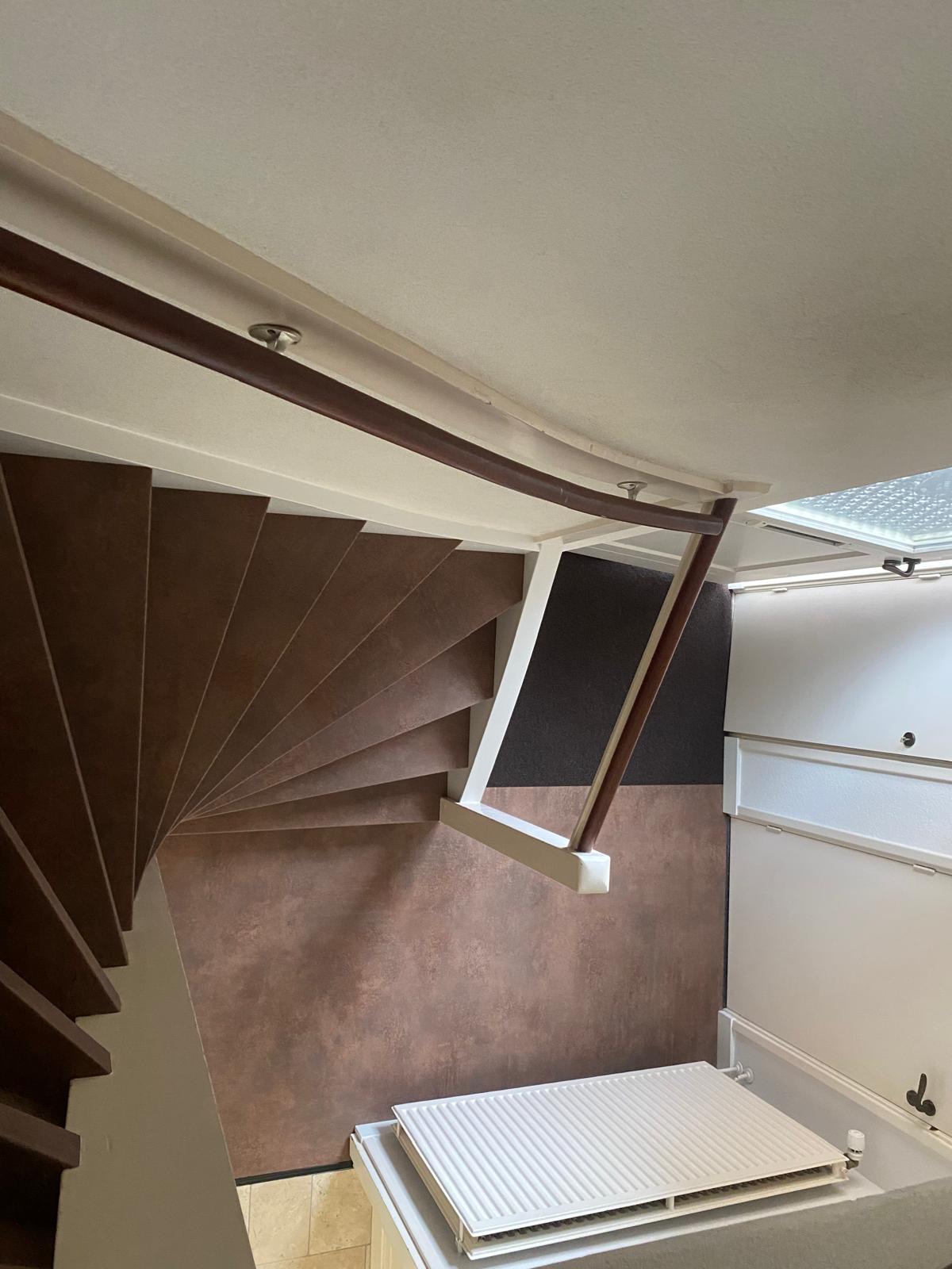 Bruine traprenovatie, lederlook, leerlook, leatherlook, brons Zaltbommel, Rosmalen, Den Bosch.JPG