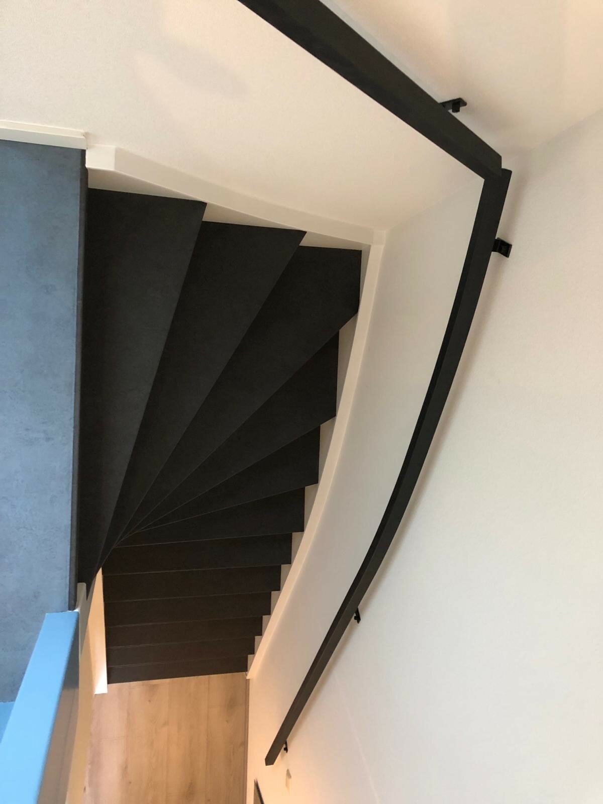 Betaalbare traprenovatie vakman lederlook antraciet witte zijwang totaalpakket Bas van Genderen Zaltbommel.jpg