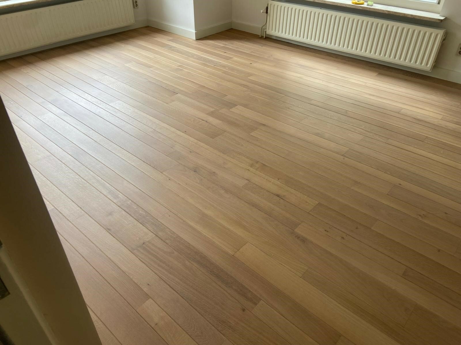 Eiken parketrenovatie met v-groef vellingkant schuren en oliën nieuwe plinten plaatsen Breda Tilburg.jpg