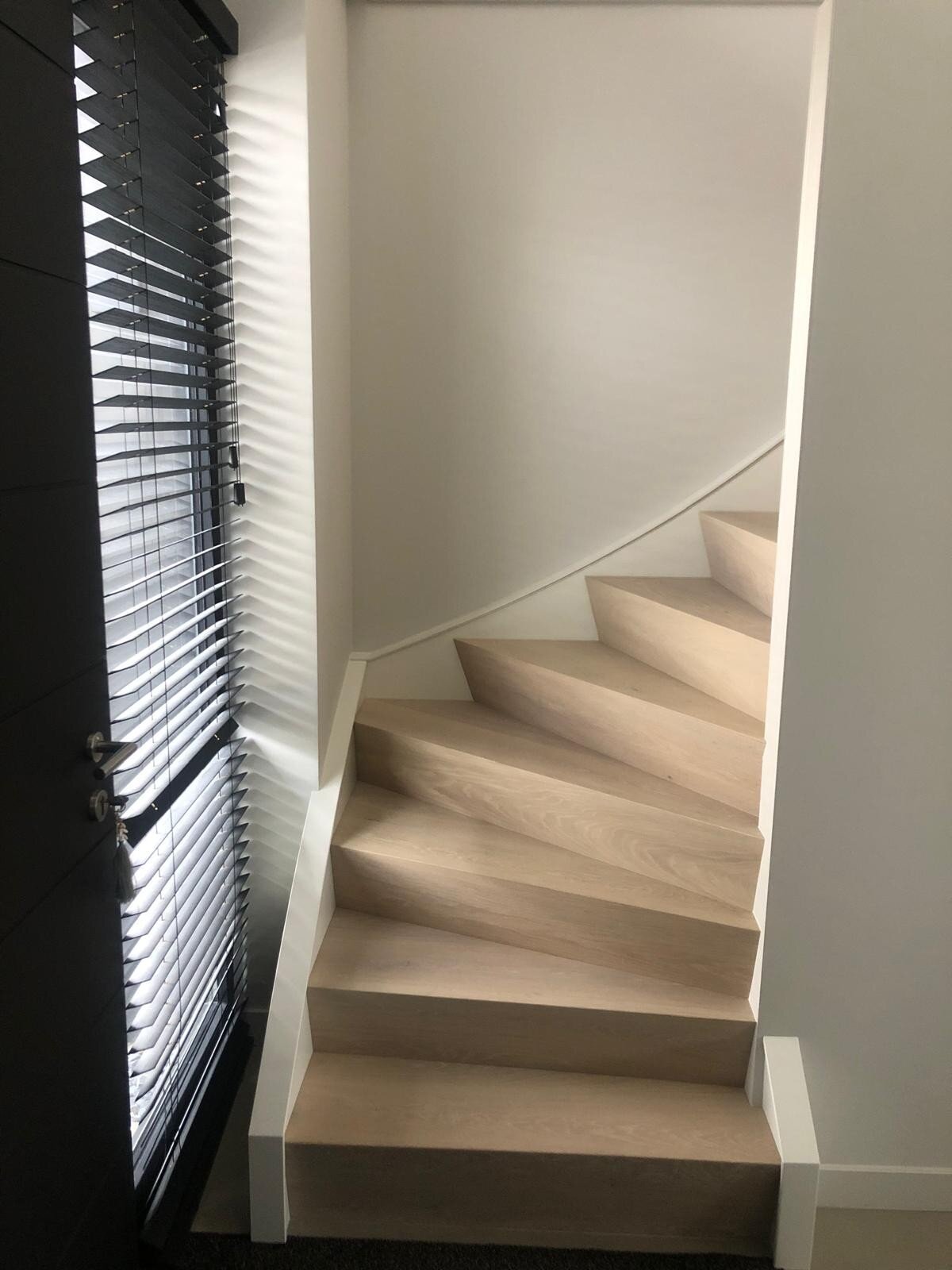 Eiken Z-traprenovatie met eiken Z overzettreden Z-trap bouwtrap whitewash.jpg