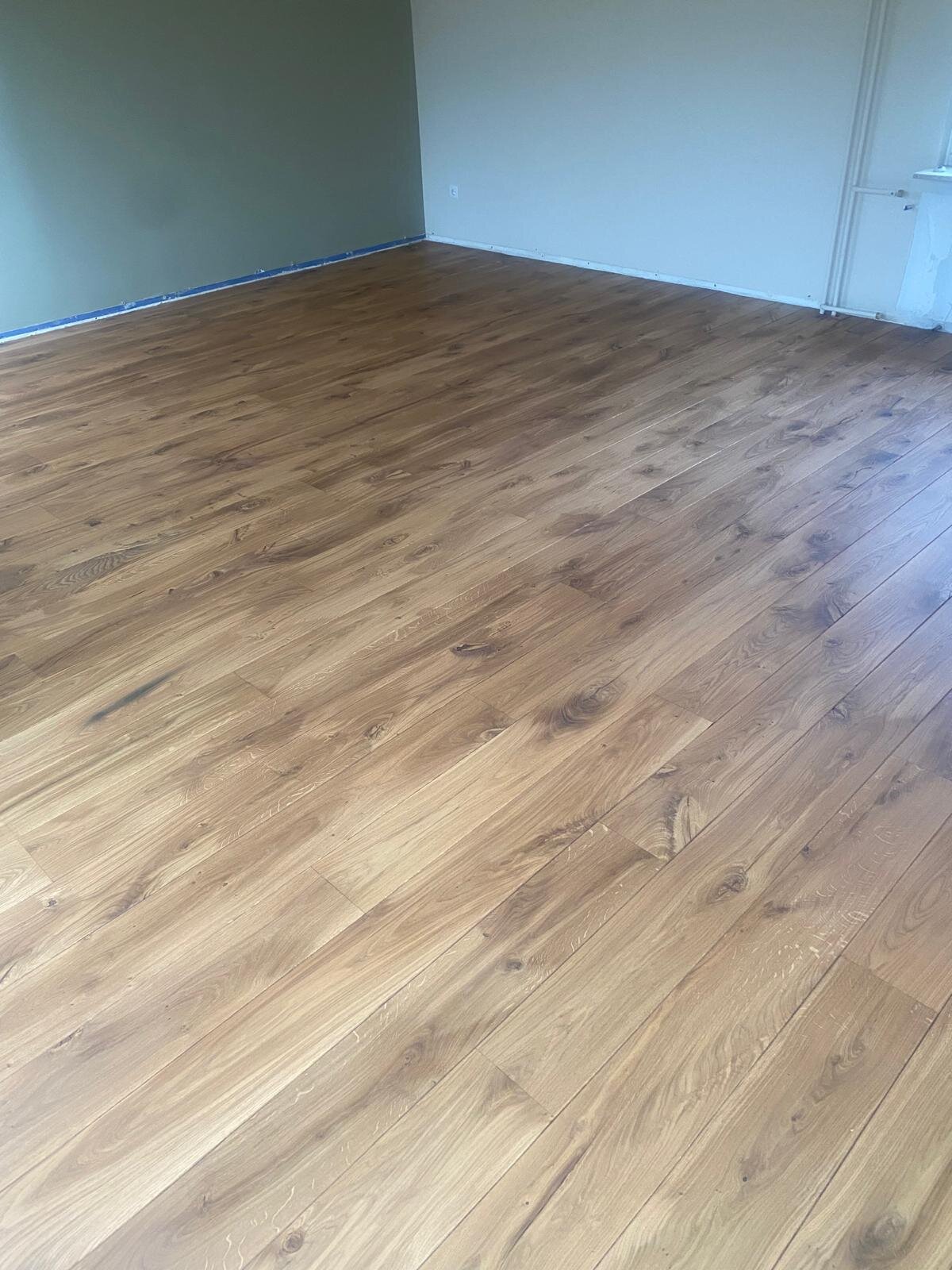 Donkerrode eiken vloer schuren en lichter oliën in Veldhoven Eindhoven Den Bosch.jpg